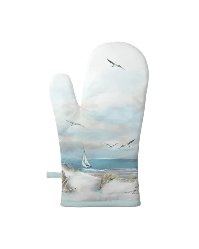 Ofenhandschuh mit maritimem Motiv (Dünen, Möwen, Segelboot) der Marke Ambiente, isoliert auf weißem Hintergrund.