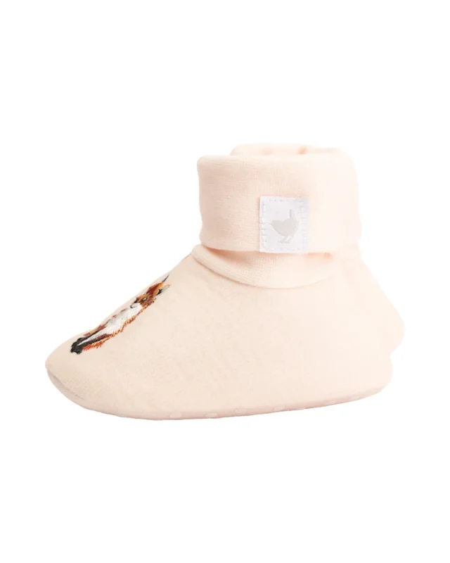 Seitliche Ansicht eines Fuchs Babyschuhs „Little Forest“ von Wrendale Designs mit umgeschlagenem Bündchen und dezentem Markenlabel.