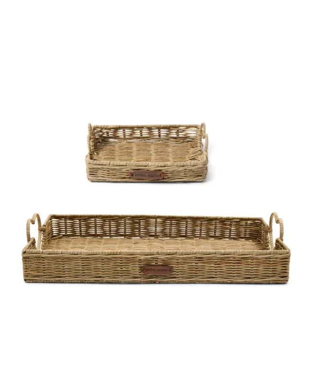 Rustic Rattan Tablett set "Happy Heart Tray" von Riviera Maison vor weißen Hintergrund. Auf dem Bild sind 1 kleines und ein großes Tablett zu sehen.