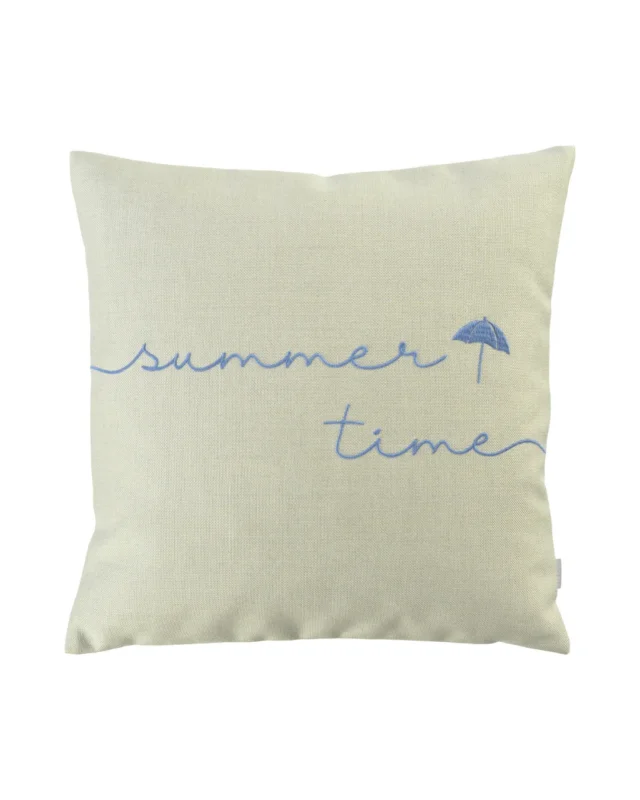 Outdoor-Kissenbezug „Summertime“ von Sander mit blauer Handstickerei „summer time“ und kleinem Schirmchen auf hellem Leinen. Der Bezug liegt auf weißem Hintergrund und zeigt das detaillierte Motiv.