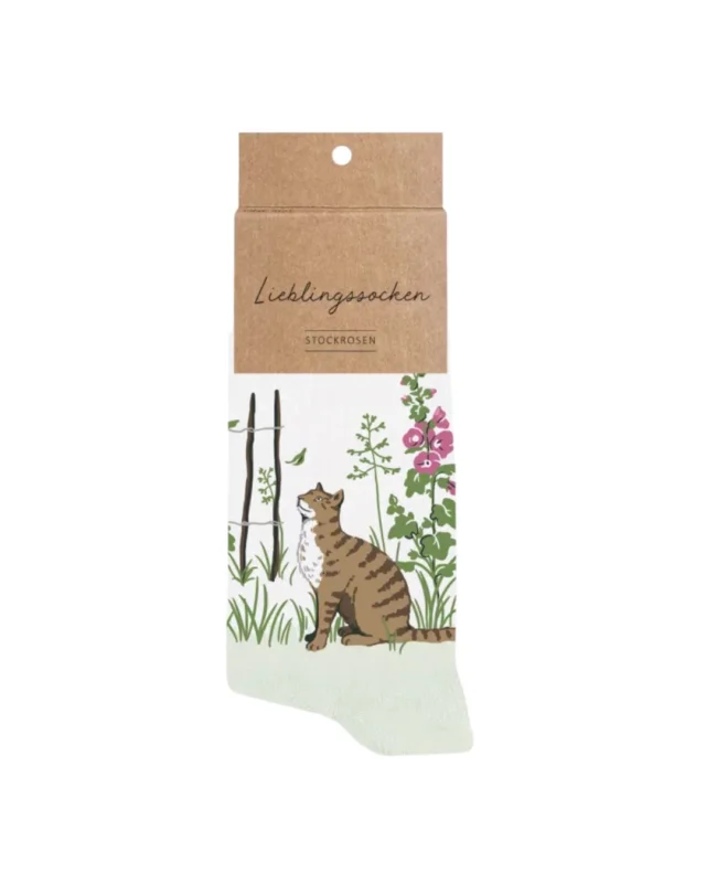 Lieblingssocken mit dem Stockrosen und Katzen Motiv vom Grätz Verlag vor weißem Hintergrund.