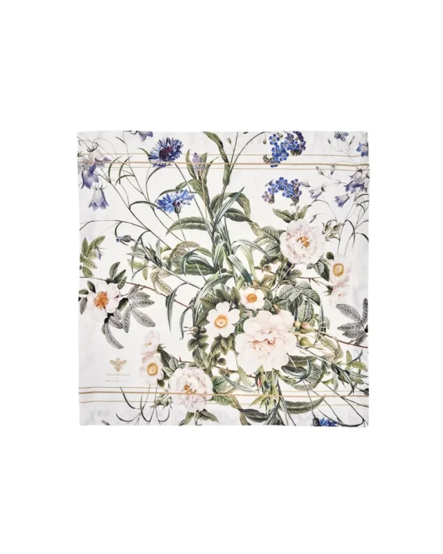 Eine Leinenserviette „Blue Flower Garden“ von Koustrup & Co. mit zarten blauen Blüten, weißen Rosen und grünen Blättern auf hellem Grund, elegant mit goldfarbenen Streifen verziert.