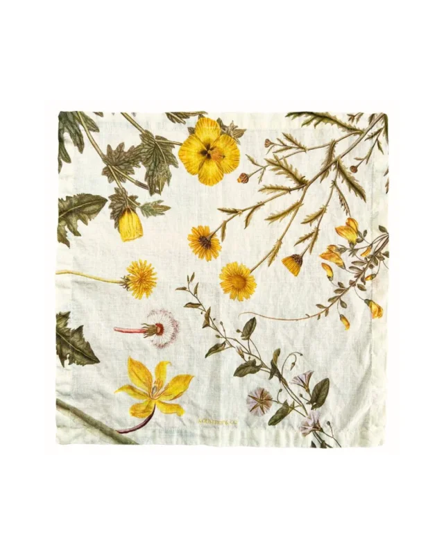 Leinen Stoffserviette "Flora Danica Atlas gelb" von Koustrup & co mit gelben pflanzlichen Design vor weißen Hintergrund.