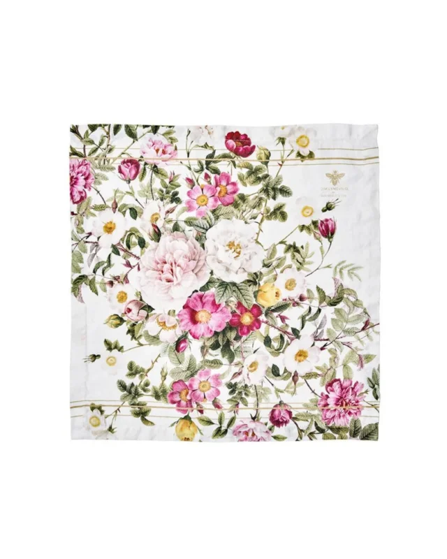 Leinenserviette "Rose Flower Garden" von Koustrup & Co., flach ausgebreitet mit Rosenmotiven in Rosa, Grün und Weiß.