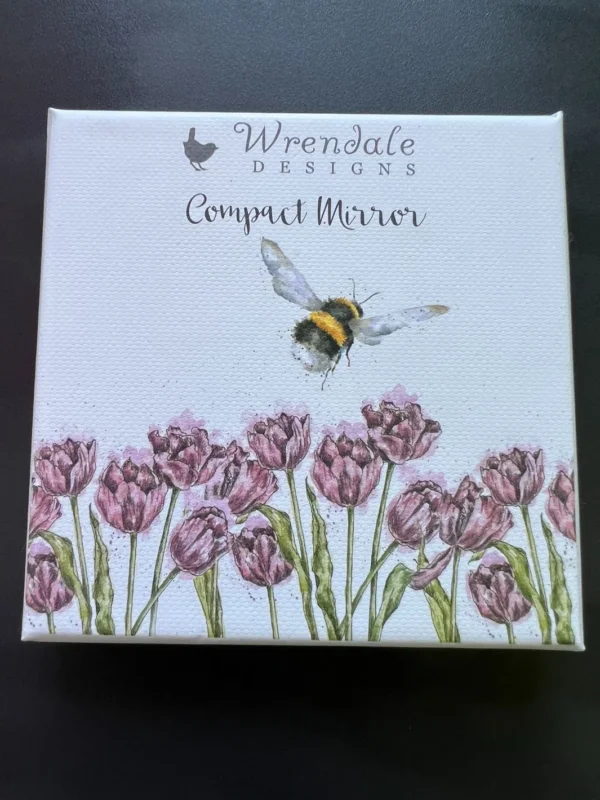 Taschenspiegel Tulpen mit Hummel von Wrendale Designs, Vorderseite mit handbemaltem Tulpen- und Hummel-Motiv, Marke und Designer-Name aufgedruckt.