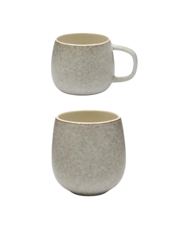 Beide Varianten der Sevran Tassen vor weißem Hintergrund. Oben die Tea Mug mit einem Henkel und unten die Coffee Mug ohne Henkel.