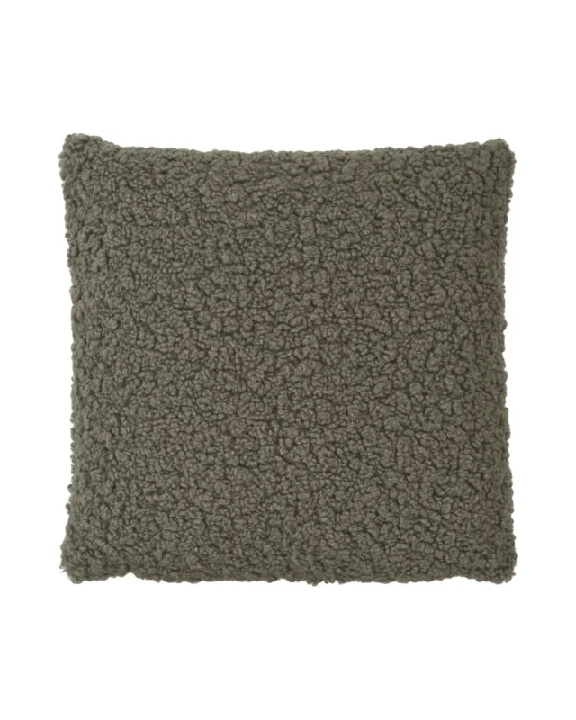 Teddy Kissenbezug "Dubbo" von Sander vor weißen Hintergrund in der Farbe Brown. Die Textur des Kissens ähnelt dem Fell eines Schafs. Die Farbe des Kissens ist ein gräuliches Braun.