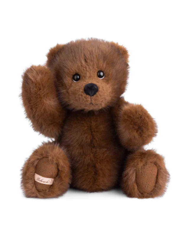 Ein sitzender, brauner Teddybär mit langem, weichem Fell und freundlichem Gesicht. Der Teddy „Witold The Great“ von Bukowski trägt ein Markenetikett am Fuß.