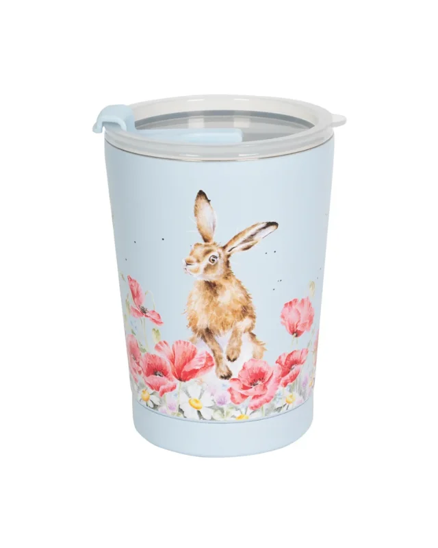 Thermobecher "Hase Field of Flowers" von Wrendale Designs vor weißen Hintergrund. Der Becher ist hellblau und zeigt eine Blumenwiese und ein Hase welcher neugierig in die Kamera schaut.