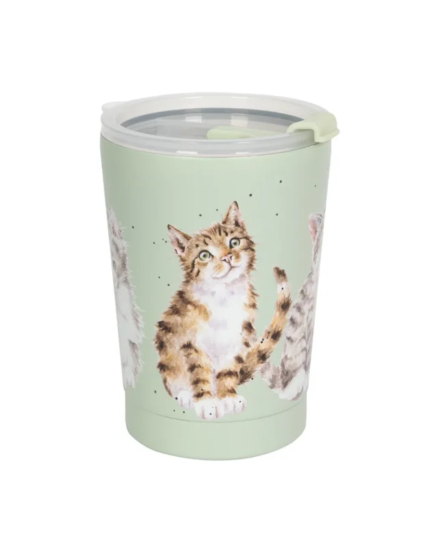 Thermobecher "Katzen Feline Friends" von Wrendale Designs vor weißen Hintergrund. Der Becher ist grün mit einer niedlichen Schwarz/Braun gestreiften Katze welche nach oben schaut.