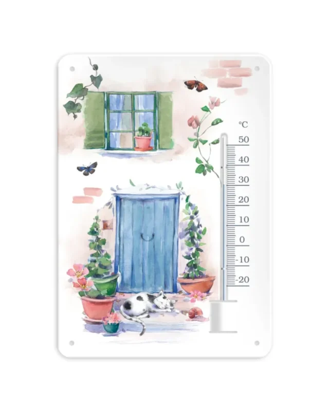Thermometer "Zeit zum Träumen" von Grätz Verlag vor weißen Hintergrund. Das Motiv besteht aus einer Katze welcher vor einer Ziegelwand mit einer blauen Tür schläft. Vor der Tür stehen Blumenvasen und Pflanzen.