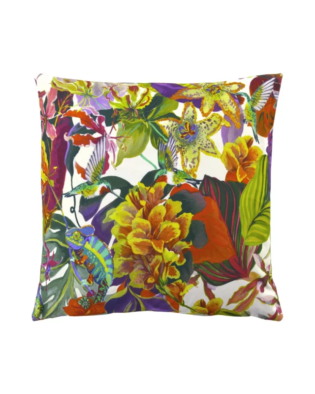 Auf diesem Kissenbezug ist ein detailreiches Muster aus üppigen Palmen, exotischen Blüten, mehreren Kolibris, Orchideen und einem Chamäleon in knalligen Farben wie Pink, Orange und Blau auf cremefarbenem Hintergrund abgebildet. Der Bezug besteht aus Baumwolle und hat die Größe 50x50 cm.