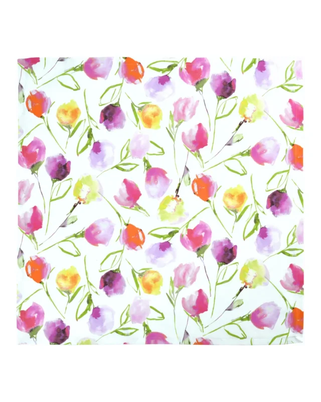 Die Tulpen Tischdecke „Fresh Tulips“ von Sander zeigt ein farbenfrohes Allover-Tulpenmotiv in Rosa, Gelb, Lila und Grün auf hellem Hintergrund.