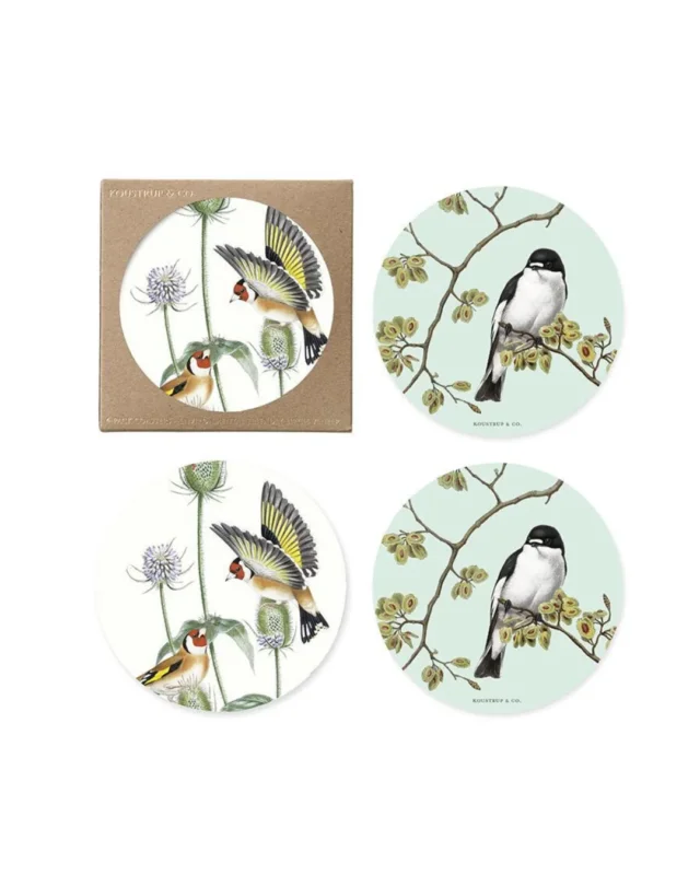 4er Set Untersetzer "Gartenvögel" von Koustrup & co mit verschiedenen Gartenvögel Motiven auf weißen Hintergrund.