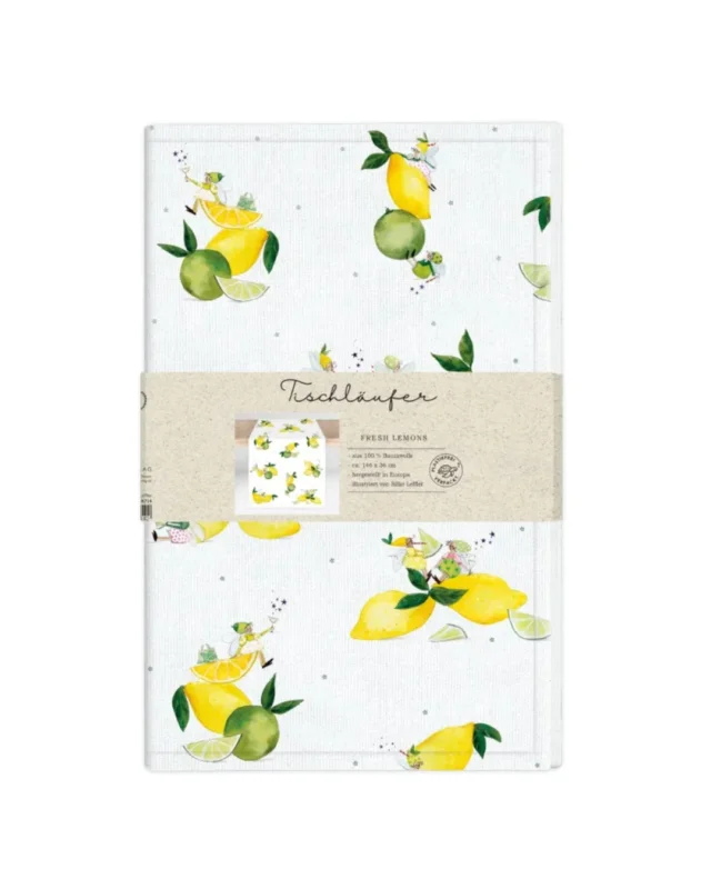 Verpackter "Fresh Lemons" Tischläufer aus Baumwolle vom Grätz Verlag vor weißen Hintergrund. Das Motiv besteht aus vielen Zitronen und verschiedenen Zitronen-Feen,welche auf und vor den Zitrusfrüchten sitzen. Die Illustration stammt von Silke Leffler.