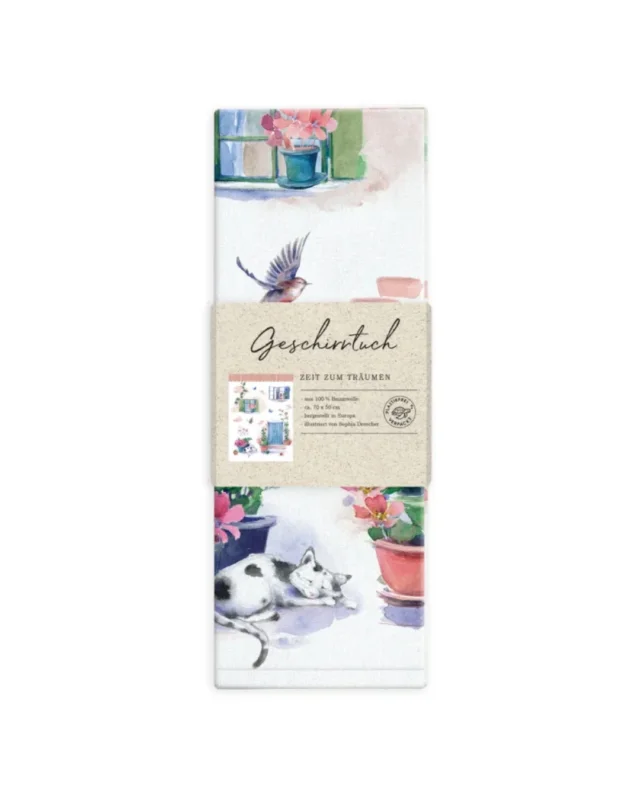 Verpacktes Katzengeschirrtuch "Zeit zum Träumen" von Grätz Verlag auf weißen Hintergrund. Das Motiv bildet eine schlafende Katze, ein Vogel und andere friedliche Details ab.