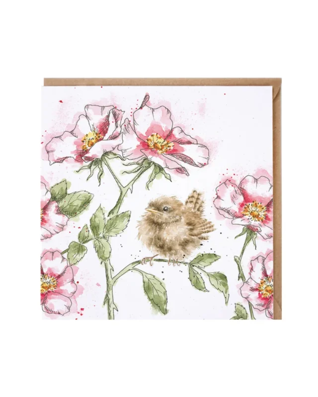 Grußkarte "The Rose Garden" von Wrendale Designs illustriert von Hannah Dale. Ein kleines braunes Vogelküken sitzt zwischen hellrosafarbenen ROsenblüten auf einem grünen Zweig.