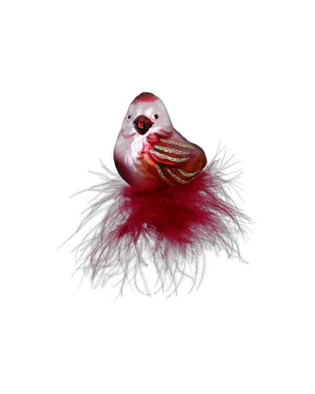 Der Vogel Weihnachtsbaumschmuck "Flauschige Feder" von Inge Glas ist in deutscher Handarbeit hergestellt. Der rote Vogel sitzt in weinroten, feinen Federn. Seine Flügel mit goldenen Highlights und sein Schnabel sind rot. Die Brust des Vögelchens ist silber-weiß.