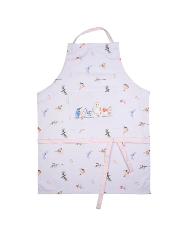 Hell lila Kochschürze von Wrendale Designs vor weißen Hintergrund. Das Motiv beinhaltet viele verschiedene Vögel darunter eine Eule, ein Rotkehlchen, ein Spatz und mehr.