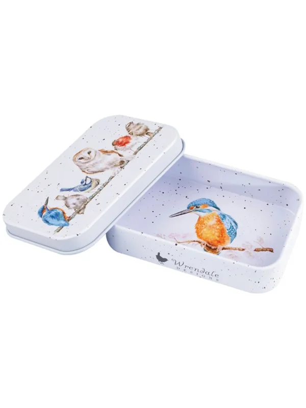 Geöffnete Vogel Dose von Wrendale Designs mit Eisvogel-Motiv im Inneren, dekorative Metallbox mit dezenten Farbsprenkeln
