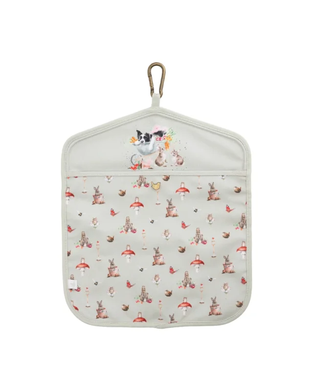 Wäscheklammer-Beutel „Garden Friends“ von Wrendale Designs mit feinem Allover-Muster aus Hasen, Vögeln und Gartenmotiven vor hellem Hintergrund.