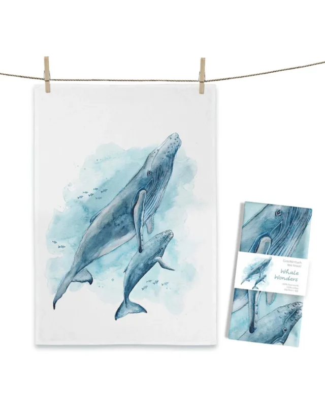 Maluu Geschirrtuch mit blauer Aquarellillustration zweier Wale