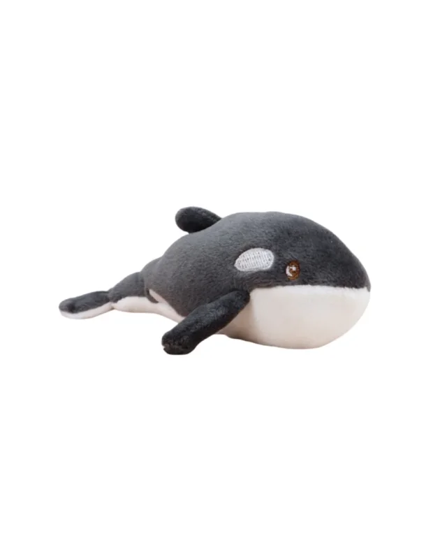 Ein schwarzer Orca-Schlüsselanhänger von Bukowski mit weißer Bauchseite und freundlichem Auge liegt auf weißem Hintergrund.