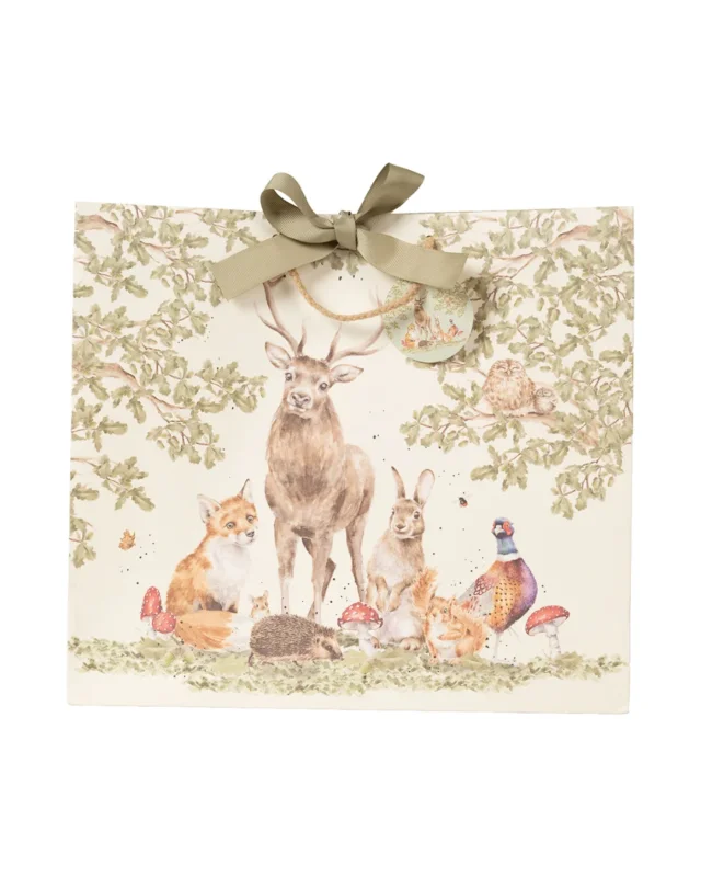 Die Geschenktasche zeigt die Bewohner des Waldes im typisch-natürlichen Stil von Hannah Dale. Hirsch, Fuchs, Hase, Igel, Eichhörnchen, Maus und Fasan stehen unter Eichenbäumen und Zweigen. In der Eiche selbst sitzt ein niedlicher Kauz mit noch süßerem Nachwuchs. Das detailreiche Motiv wird durch Insekten, wie Hummel und Schmetterling, sowie Eicheln und Fliegenpilze vervollständigt.