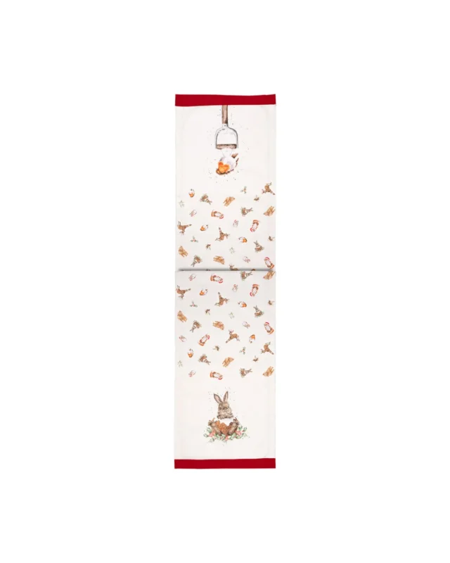 Weihnachtlicher Tischläufer „Winter Wonderland“ von Wrendale Designs mit Hase und Rotkehlchen vor weißem Hintergrund.