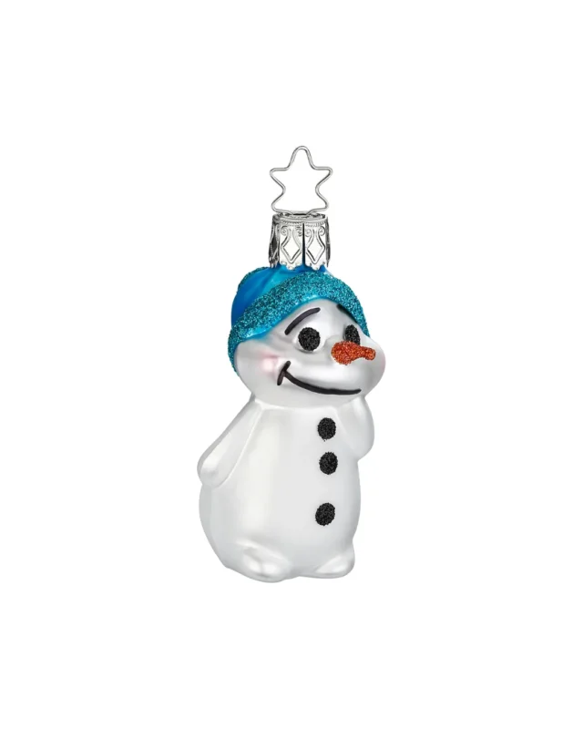 Handgefertigter Schneemannanhänger "Frostnase" von Inge Glas. Der freundliche Schneemann trägt drei schwarze Knöpfe am Körper, eine typische Karottennase mit Glitzer und eine, ebenfalls mit Glitzer verzierte, blaue Mütze.