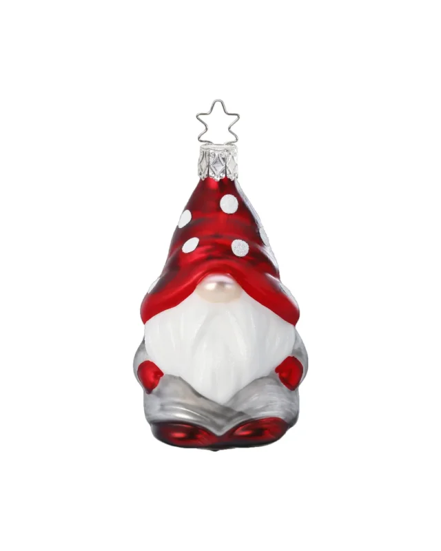 Niedlicher handgefertigter Weihnachtsmann Weihnachtsbaumschmuck "Kalle" von Inge Glas. "Kalle" trägt rote Schuhe, einen grauen Mantel, rote Handschuhe und eine rote Mütze mit weißen Tupfern. Sein weißer Rauschebart verdeckt sein gesamtes Gesicht bis auf seine Knollnase.