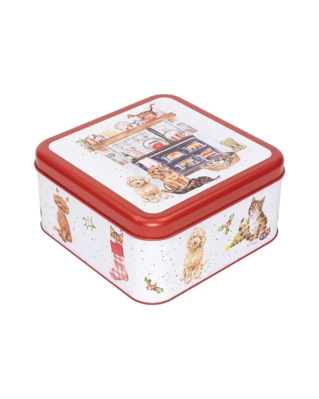 Keksdose „Country Kitchen“ mit Weihnachtsküchenmotiv von Wrendale Designs vor weißem Hintergrund.
