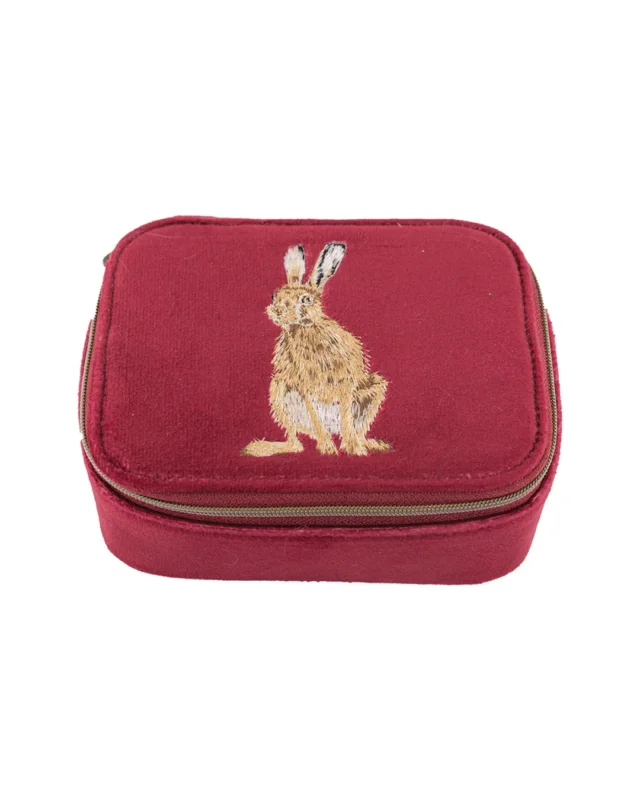 Schmucktasche von Wrendale Designs mit gesticktem Hasen auf weinrotem Samtstoff.