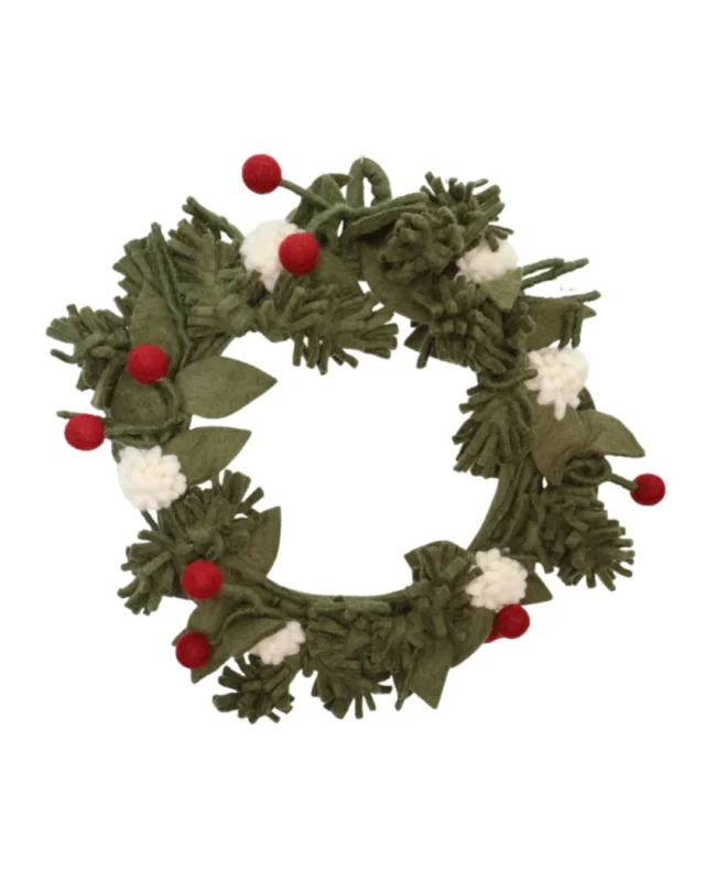Handgefertigter runder Winterfilzkranz von Grace & Gloria mit tannengrünen Zweigen und Blättern, weißen Dolden und roten Beeren