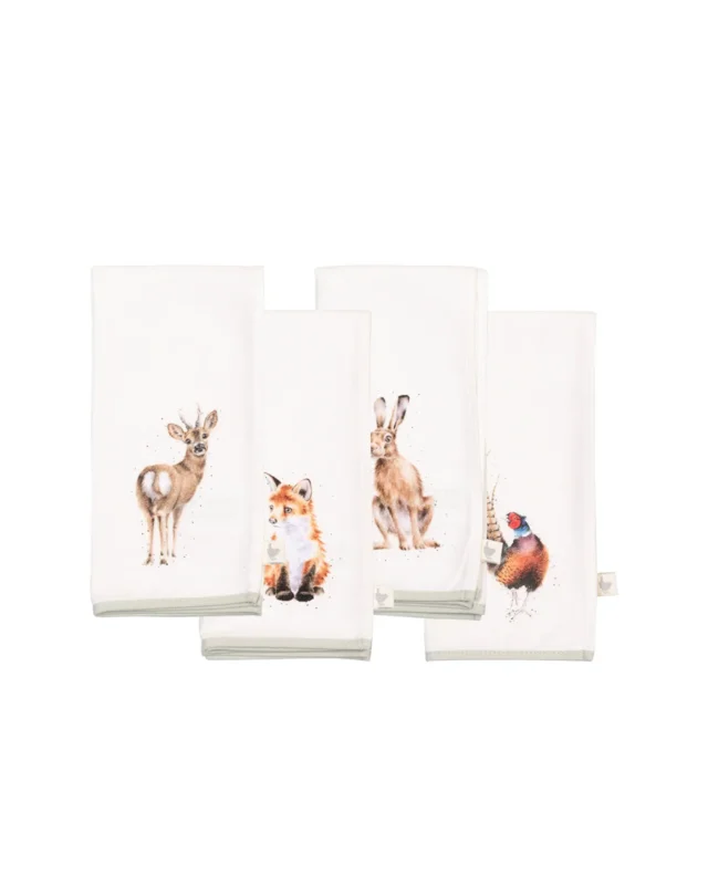 Vier Servietten „Woodlanders“ mit zarten Waldmotiven. Jede Serviette zeigt ein anderes Tier: ein Fuchs, ein Hase, ein Reh und ein Fasan, alle in natürlichen Farben auf cremefarbenem Hintergrund.