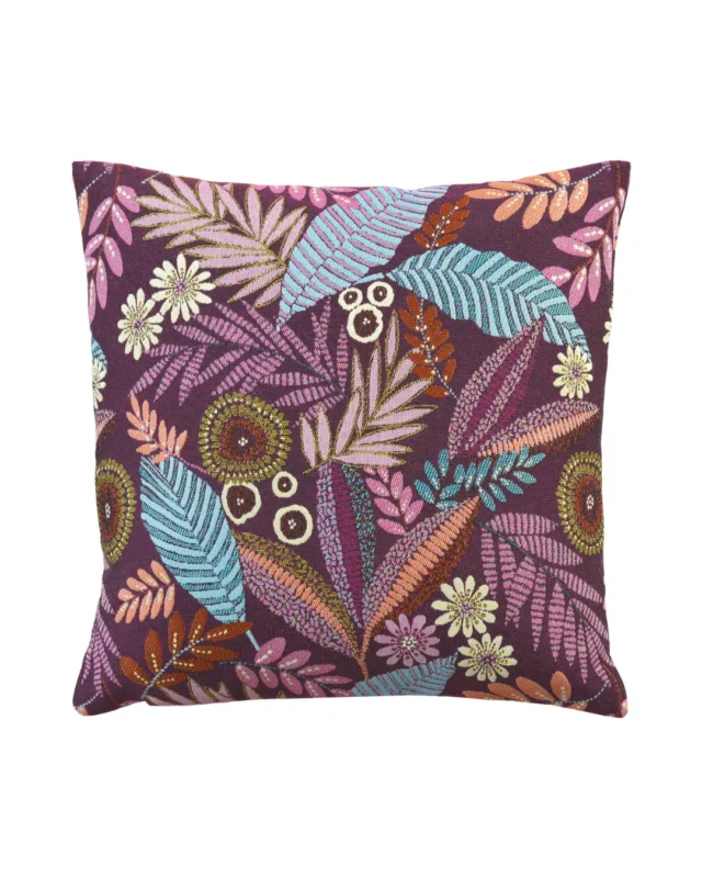 Zimmerpflanzen Kissenbezug "Tao" von Sander. Abgebildet sind verschiedene Blumen mit weißen und lilafarbenen Blütenblättern. Farne in Rosa-, Blau-, und Brauntönen sind ebenso wie die Blüten auf dunklerem, violettem Grund zu sehen.