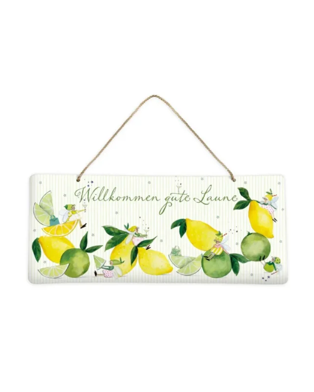 Zitronen-Metallschild "Fresh Lemons" vom Grätz Verlag vor weißen Hintergrund. Das Motiv besteht aus vielen Zitronen und verschiedenen Zitronen-Feen,welche auf und vor den Zitrusfrüchten sitzen. Die Illustration stammt von Silke Leffler.