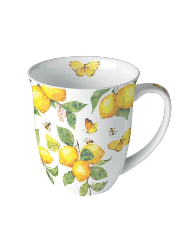Weiße Keramik-Tasse mit Zitronen-, Blätter- und Schmetterlingsmotiv der Marke Ambiente, isoliert auf weißem Hintergrund.