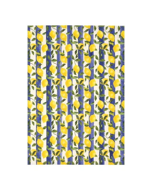 Zitronen Tischdecke „Lemontree“ von Sander mit gelben Zitronen und grünen Blättern auf blau-weiß gestreiftem Grund. Die Decke liegt auf weißem Hintergrund und zeigt das detaillierte, handgezeichnete Muster.