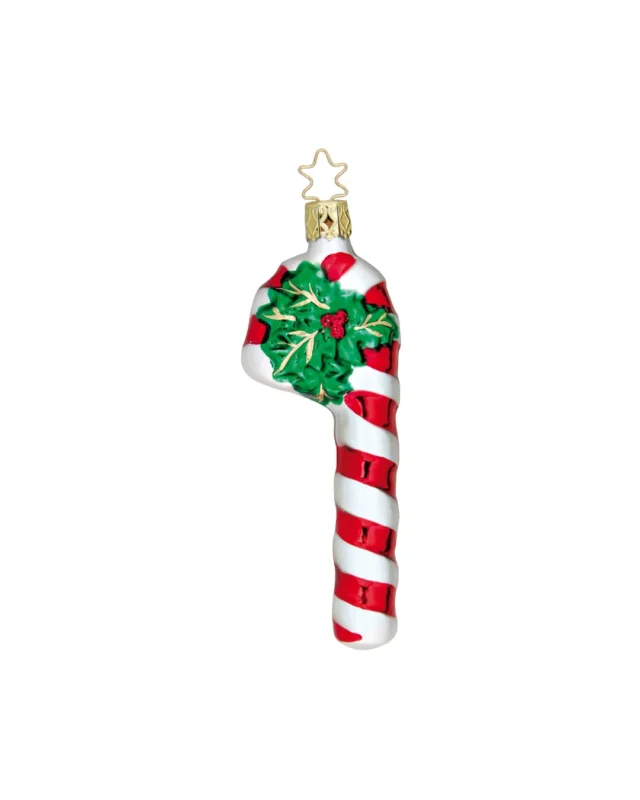 Detailreiche Zuckerstangen Weihnachtsbaumdeko von Inge Glas. Weiß-Rote Zuckerstange mit grünen Blättern und goldenen Zweigen im oberen Teil der Zuckerstange.