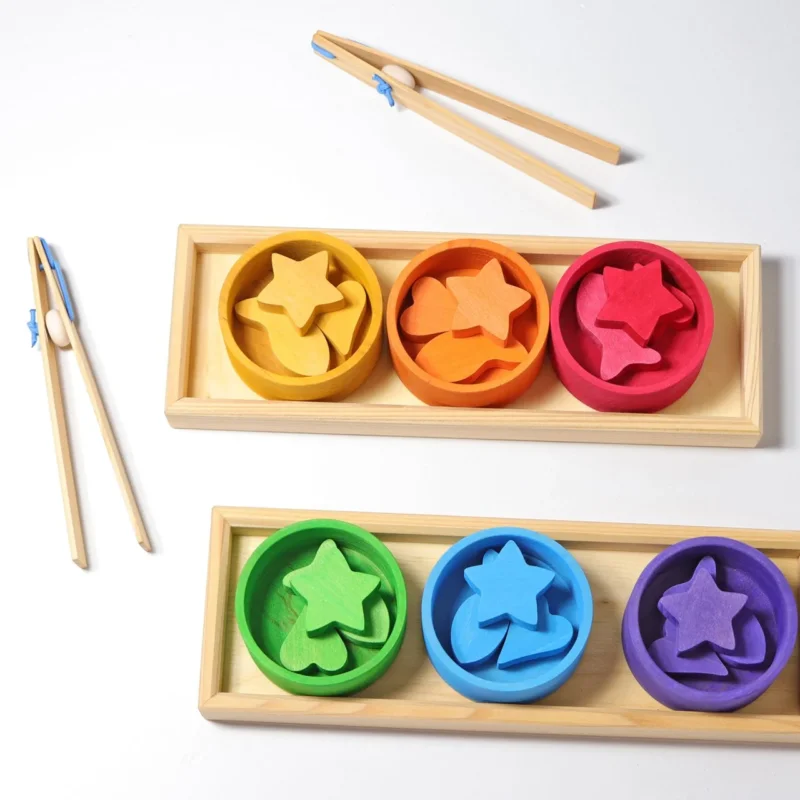 Sortierspiel Regenbogenschälchen von Grimm's mit 2 Pinzetten