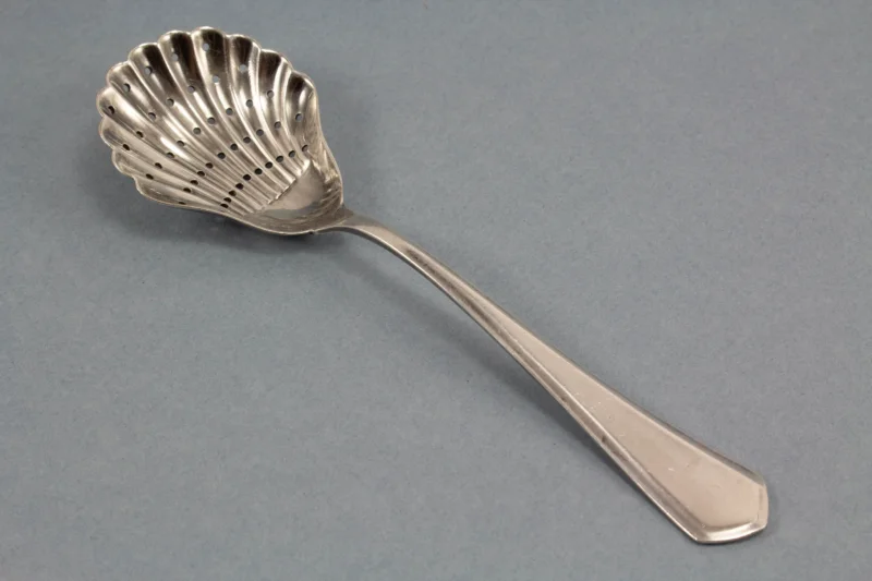 Versilberter Zuckerlöffel von Wellner, Streulöffel
