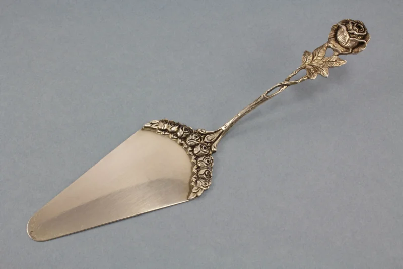 Tortenheber mit Rosendekor aus Silber, Silberbesteck