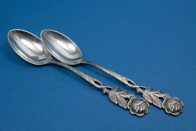 2 schöne Teelöffel mit Rosendekor , versilbert