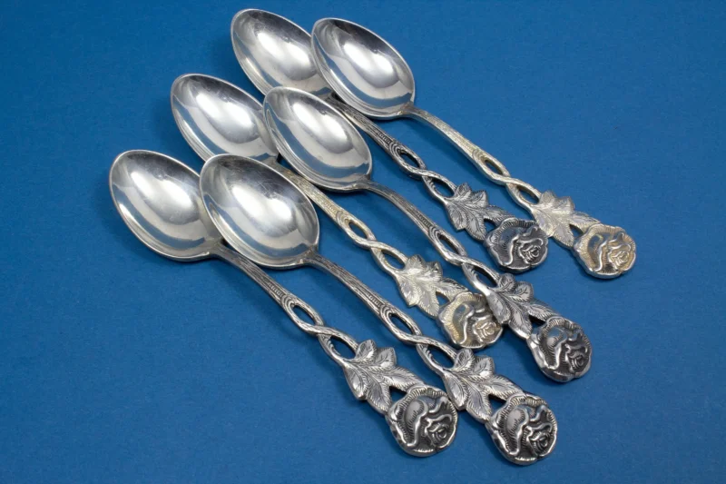 6 schöne Teelöffel mit Rosendekor , versilbert