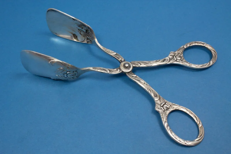 Hübsche versilberte Gebäckzange im Jugendstil mit Rosenblüten