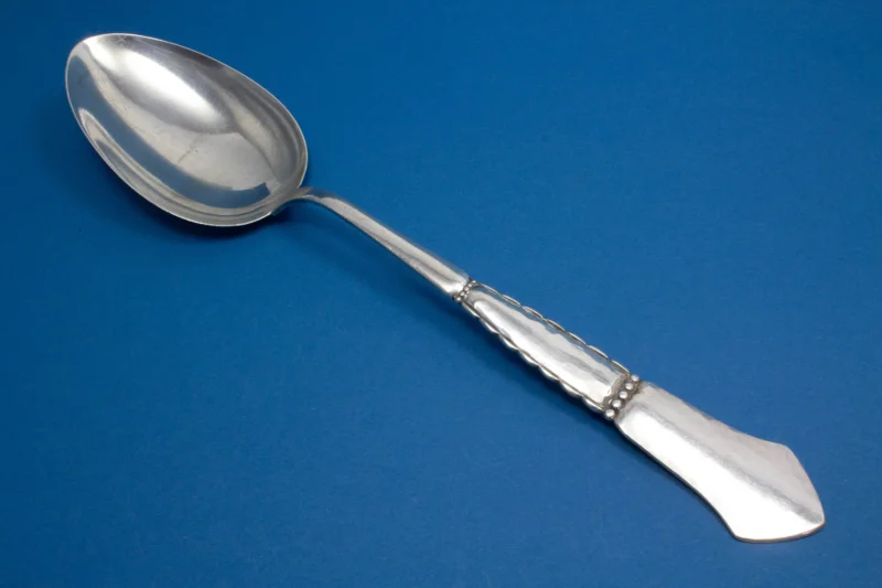 Großer Gemüselöffel aus Dänemark, versilberter Servierlöffel, Hammerschlag