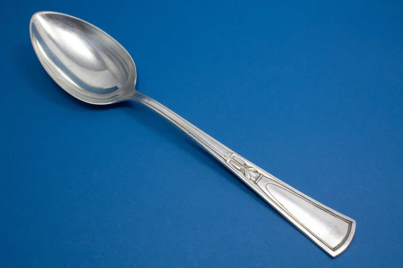 Sehr großer Gemüselöffel, versilberter Servier-Löffel mit Lilie, Jugendstil