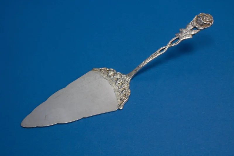 Tortenheber mit Rosendekor, versilberter Gebäckheber