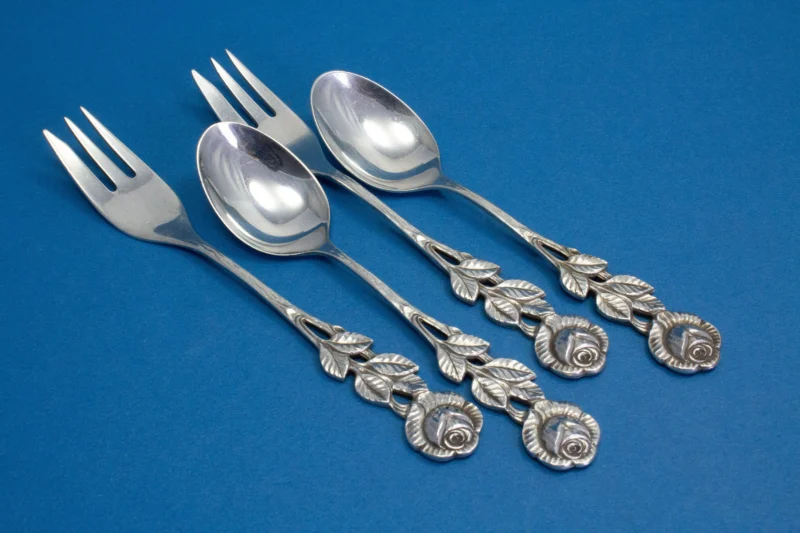 Schönes versilbertes Tea Time Set für 2, 2 Kuchengabeln, 2 Teelöffel